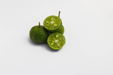 Lime ya da Limau (Citrus amblycarpa) beyaz arka planda izole edilmiştir. Lime ya da Limau (Citrus amblycarpa), Endonezya 'nın batı kesimindeki Citrus türlerinden biridir..