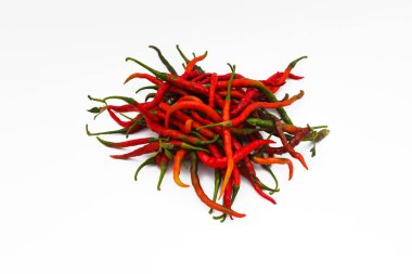 Beyaz arka planda bir grup taze kıvırcık kırmızı biber (Cabai Merah Keriting) izole edilmiştir. Hot Chili Pepper stok görüntülerinin seçici odak noktası. Tarım geçmişi.