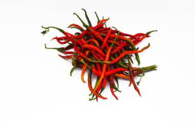Beyaz arka planda bir grup taze kıvırcık kırmızı biber (Cabai Merah Keriting) izole edilmiştir. Hot Chili Pepper stok görüntülerinin seçici odak noktası. Tarım geçmişi.