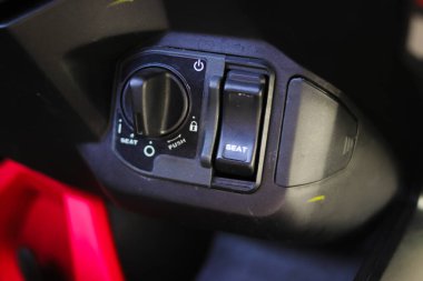 Güvenliği göstermek için motosiklet ateşlemesi. Motorsiklet anahtarı ateşleme başlatıcısının yakın görüntüsü.