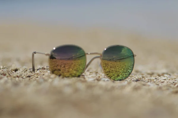 Fondo Abstracto Desenfocado Gafas Sol Sobre Arenas Playa Con Reflejo — Foto de Stock
