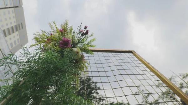 Bröllopsdekoration Detaljer Med Bukett Blommor Tråd Mot Dramatisk Grå Himmel — Stockfoto