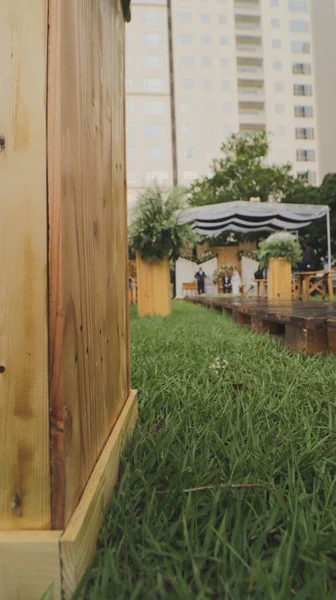 雨の日に結婚式の装飾の詳細の控えめな抽象的な背景 ガーデンパーティーのコンセプトと素朴な結婚式の装飾 — ストック写真