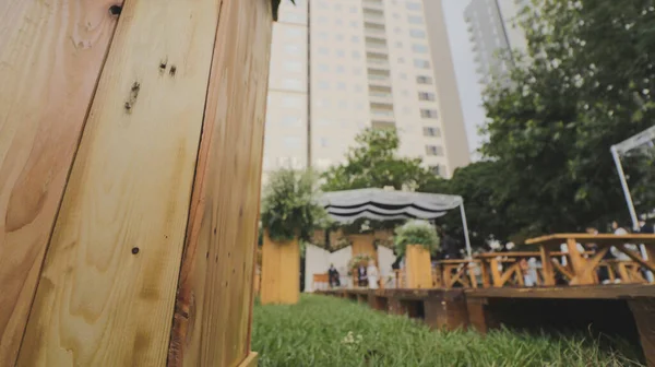 雨の日に結婚式の装飾の詳細の控えめな抽象的な背景 ガーデンパーティーのコンセプトと素朴な結婚式の装飾 — ストック写真