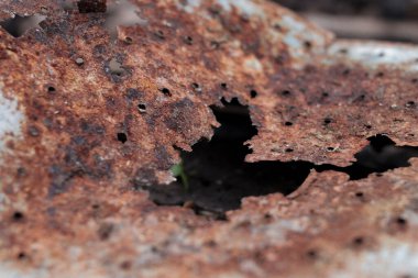 Paslı metalin delikleri ile odaklanmış soyut arka planı