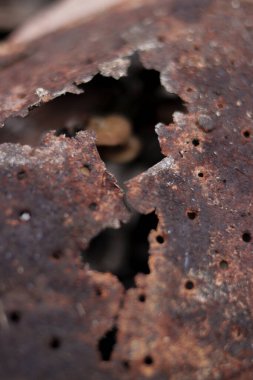 Paslı metalin delikleri ile odaklanmış soyut arka planı