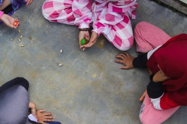 Çocuklar, merkezi Java 'dan gelen Bekel Ball, Bekelan veya Beklen adı verilen geleneksel Endonezya Çocuk Oyunları oynuyorlar.