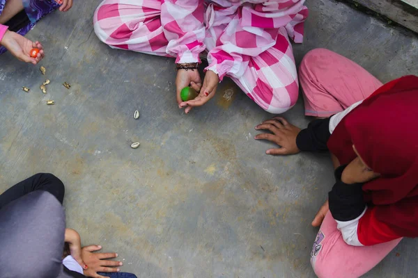 Los Niños Juegan Tradicional Juegos Infantiles Indonesia Llamado Bekel Ball — Foto de Stock