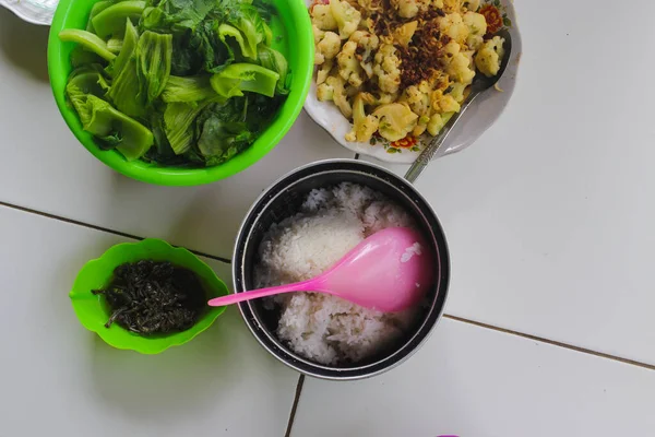 Petit Déjeuner Traditionnel Indonésien Compose Riz Sambal Lalapan Légumes Prêts — Photo