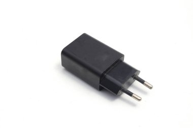 Siyah Cep Telefonu Şarj Uyarlayıcısı beyaz arkaplanda izole edildi