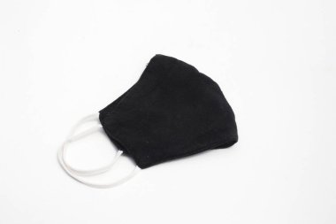 Beyaz kayışlı yeniden kullanılabilir siyah bez maske beyaz arkaplanda izole edilmiş Covid-19 yayılmasını önler..