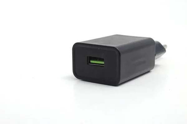 白の背景に隔離された手に緑のマイクロUsbクイック充電付きブラック携帯電話充電器アダプター — ストック写真