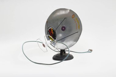 Sukabumi, Batı Java, Endonezya - 12 Ağustos 2021: Taşınabilir televizyon anteni beyaz arkaplanda izole edildi