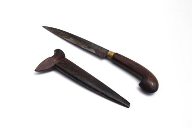 Eski kullanılmış Endonezya bıçağı sapı ve bıçak kınıyla beyaz arka planda tahtadan yapılmış.