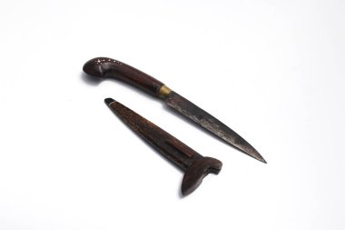 Eski kullanılmış Endonezya bıçağı sapı ve bıçak kınıyla beyaz arka planda tahtadan yapılmış.