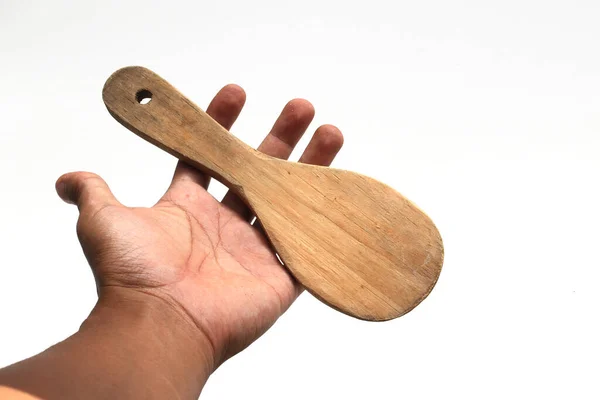 白い背景に隔離された手に木製の米スプーン — ストック写真