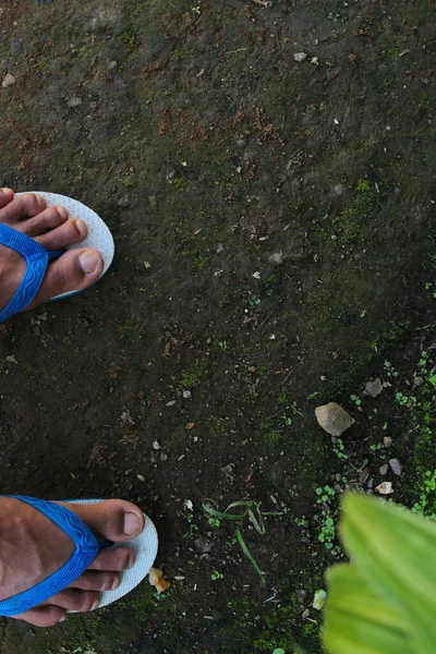 Hombre Asiático Con Zapatillas Azules Sandalias Patio Trasero — Foto de Stock