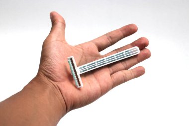 Yeşil saplı bıyık ve sakal kesme makinesi beyaz arka planda izole edilmişti.