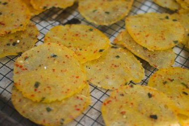 Enye (Cassava Cracker) Endonezya 'nın Sukabumi, Batı Java, Endonezya' ya özgü geleneksel atıştırmalıklardan biridir. Cassava 'dan yapılmış, bir çeşit kraker ya da opak..