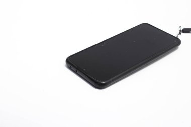 Siyah ekranlı siyah telefon, sertleştirilmiş cam ve beyaz arka planda izole edilmiş anahtarlık.