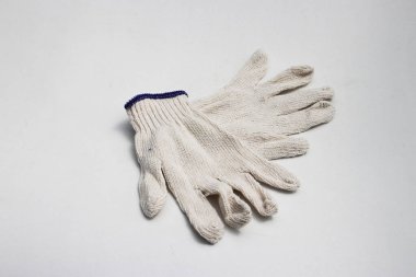 Beyaz arka planda izole edilmiş beyaz bahçe eldivenleri