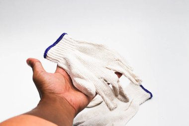 Beyaz arka planda beyaz bahçe eldivenleri var.