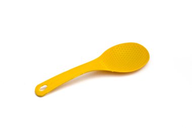 Beyaz zemin üzerinde izole edilmiş sarı plastik pirinç kaşığı