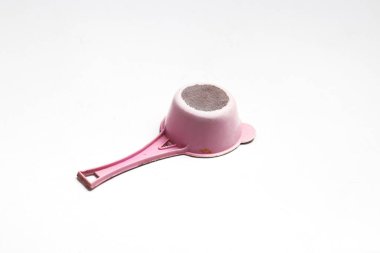 Eski kullanılan pembe plastik çay süzgeci (süzgeç) beyaz arkaplanda izole edilmiş