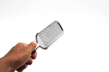 Kullanılmış peynir rendesi, beyaz arka planda biraz paslanmış.