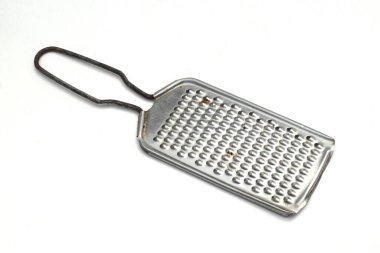 Kullanılmış peynir rendesinin, beyaz arka planda biraz paslanmış görüntüsü.