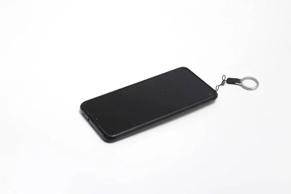 Černý Telefon Černou Obrazovkou Tvrzené Sklo Přívěšek Klíče Izolované Bílém — Stock fotografie