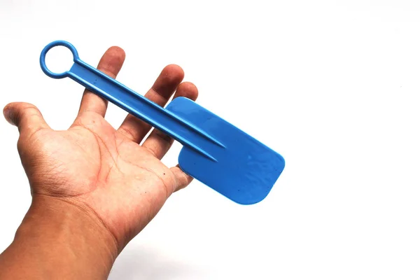 Синяя Пластиковая Лопатка Руке Изолированы Белом Фоне — стоковое фото