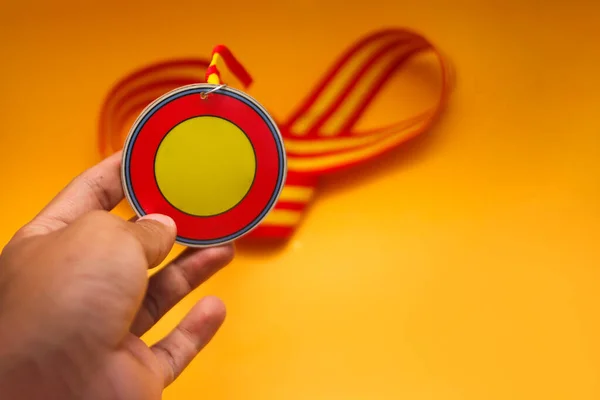 Afstudeermedaille Met Een Lege Cirkel Vormige Medaille Rood Gele Strepen — Stockfoto
