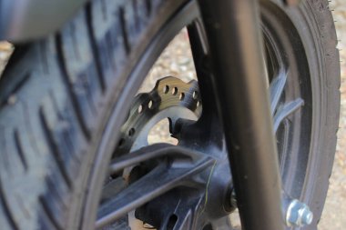 Ön tekerdeki motosiklet frenlerinin yakından görüntüsü. Motosiklet ya da motorun disk frenlerinin stok fotoğrafları