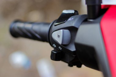 Sol motorsiklet gidonundaki korna, sinyal ve lambanın yakın görüntüsü