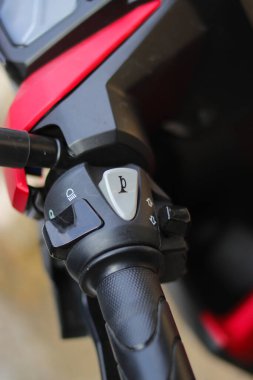 Sol motorsiklet gidonundaki korna, sinyal ve lambanın yakın görüntüsü