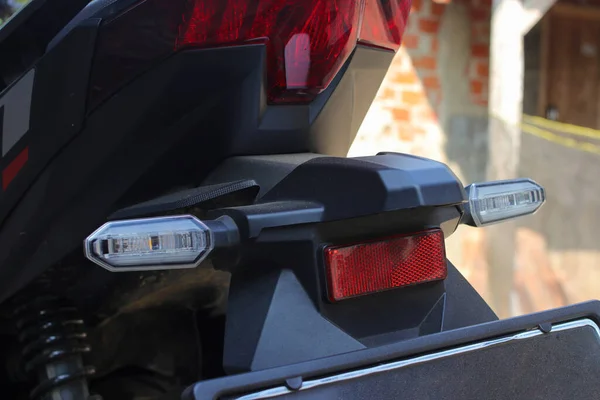 Vista Perto Luz Sinais Mudança Direção Roda Traseira Motocicleta Matic — Fotografia de Stock