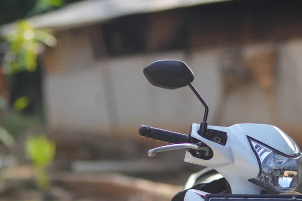 Close Weergave Van Motorfiets Koplamp Met Achteruitkijkspiegel Witte Motorfiets Indonesische — Stockfoto