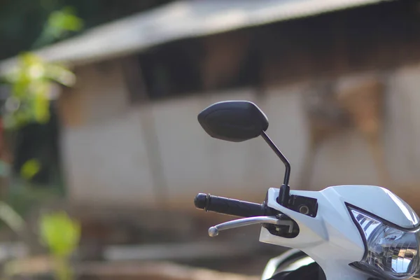 Närbild Motorcykelstrålkastare Med Backspegel Vit Motorcykel Indonesisk Scooter — Stockfoto