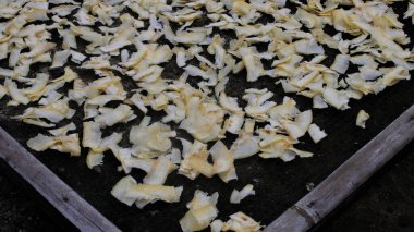 Cassava dilimleri güneşte kurutuluyor. Lantak, haşlanmış Cassava 'dan yapılan geleneksel Endonezya çiplerinden biri. Küçük parçalara ayrılıp güneşte kurutuluyor ve sonra kızartılıyor..