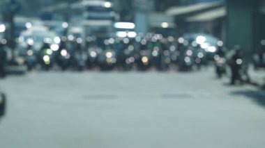 Sürücülerin ve motosikletçilerin soyutlanmış arka planı Bandung City, Batı Java, Endonezya 'daki zebra geçidinde yeşil ışık bekliyor. Trafik sıkışıklığı kavramı arka planı