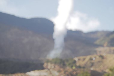 Papandayan Dağı, Garut, Endonezya 'nın kraterinden dumanların sönük soyut arkaplanı yükseliyor.