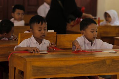 Purwakarta, Batı Java, Endonezya - 07 Eylül 2019: Beyaz ve kırmızı üniformalı Endonezyalı ilkokul öğrencileri