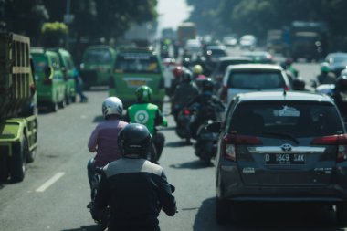 Bandung, Batı Cava, Endonezya - 20 Aralık 2019: Endonezya 'nın batısındaki Bandung City ana caddesinde trafik. Trafik sıkışıklığı kavramı arka planı