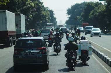 Bandung, Batı Cava, Endonezya - 20 Aralık 2019: Endonezya 'nın batısındaki Bandung City ana caddesinde trafik. Trafik sıkışıklığı kavramı arka planı