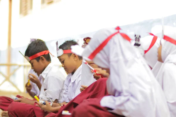 印度尼西亚西爪哇的普瓦卡尔塔 2019年9月7日 身穿白色和红色校服的印度尼西亚小学生在户外学习 — 图库照片