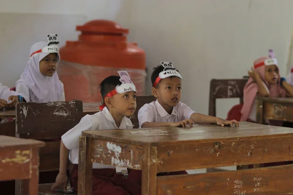 인도네시아 웨스트 자바의 카르타 2019 교실에서 빨간색 유니폼을 인도네시아 초등학생들 — 스톡 사진