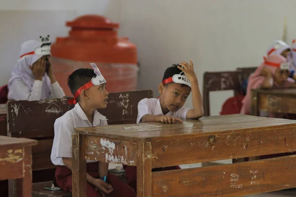 인도네시아 웨스트 자바의 카르타 2019 교실에서 빨간색 유니폼을 인도네시아 초등학생들 — 스톡 사진