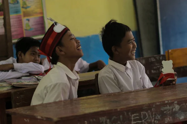 인도네시아 웨스트 자바의 카르타 2019 빨간색 유니폼을 인도네시아 초등학생들 교실에서 — 스톡 사진