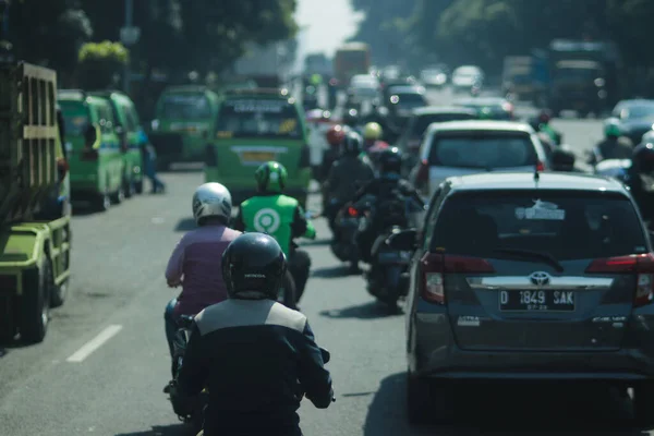 Bandung, Batı Cava, Endonezya - 20 Aralık 2019: Endonezya 'nın batısındaki Bandung City ana caddesinde trafik. Trafik sıkışıklığı kavramı arka planı